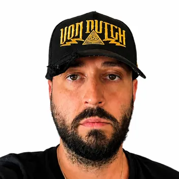 Lleir, con gorra negra Von Dutch
